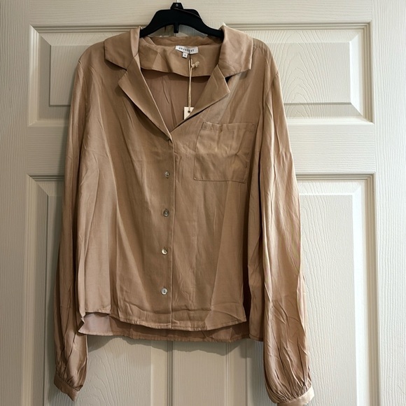 Crescent button down - Picture 1 of 2